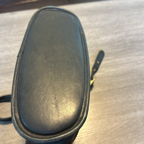 Coach Vintage ‘99 Slim Duffle Sac Black Shoulder Bag with Gold Hardware - Picture 5 of 9